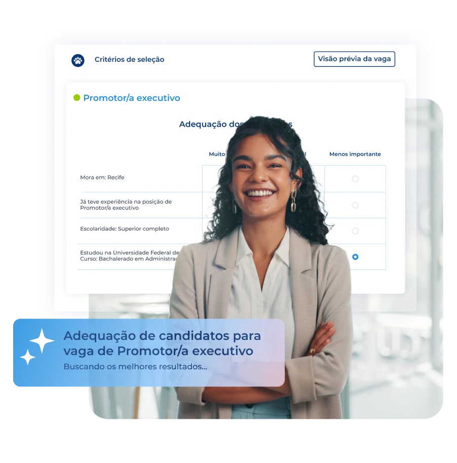 Mulher jovem de cabelos cacheados e blazer claro sorri de braços cruzados em frente à tela com critérios de seleção de candidatos. A imagem representa o Software de Recrutamento da Pandapé com inteligência artificial para adequação de perfis às vagas.