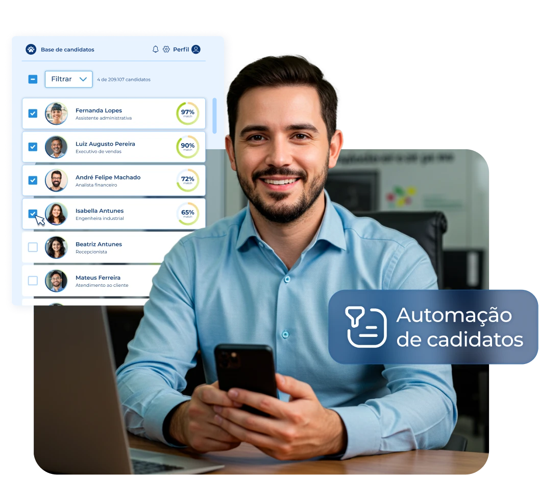 omem sorrindo com celular em uma mão e usando o notebook com a outra, com a tela exibindo uma lista de candidatos e suas pontuações. O Pandapé automatiza a gestão de candidaturas com um poderoso ATS, ideal para grandes negócios que precisam de um Software de Recrutamento para agilizar a seleção.