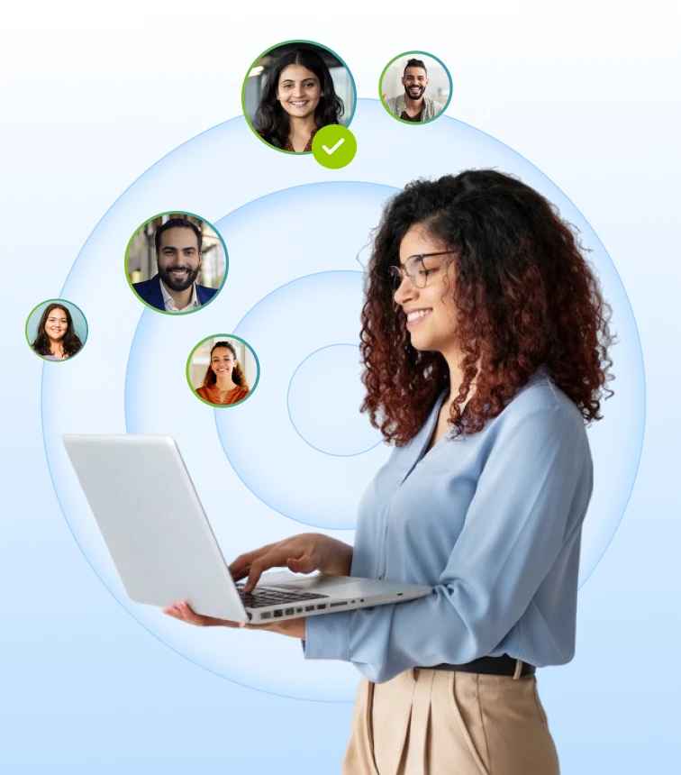 Mulher sorridente de óculos e cabelo cacheado, usando um laptop, com fotos de pessoas circulando ao redor. O Pandapé, um Software de Recrutamento robusto como os de grandes negócios, conecta a empresa aos melhores talentos através de seu ATS intuitivo e eficiente