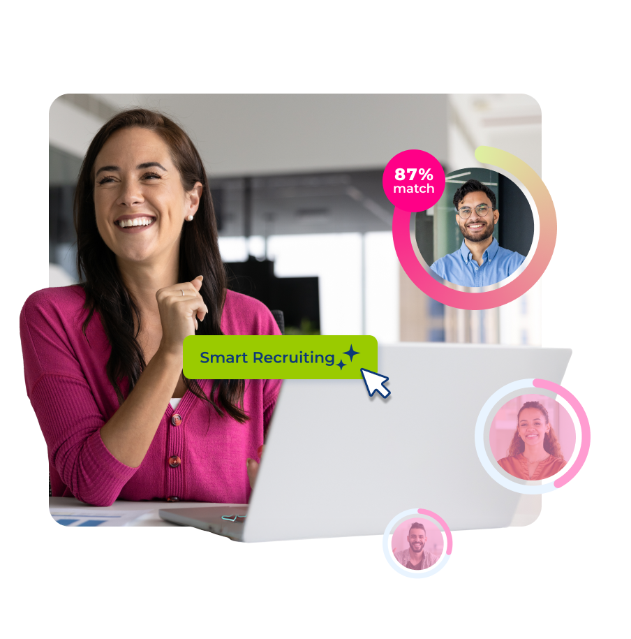 Mujer joven y sonriente frente a una computadora portátil. En la pantalla flotan elementos gráficos que simulan un sistema de reclutamiento digital, destacando un recuadro verde con la frase Smart Recruiting.