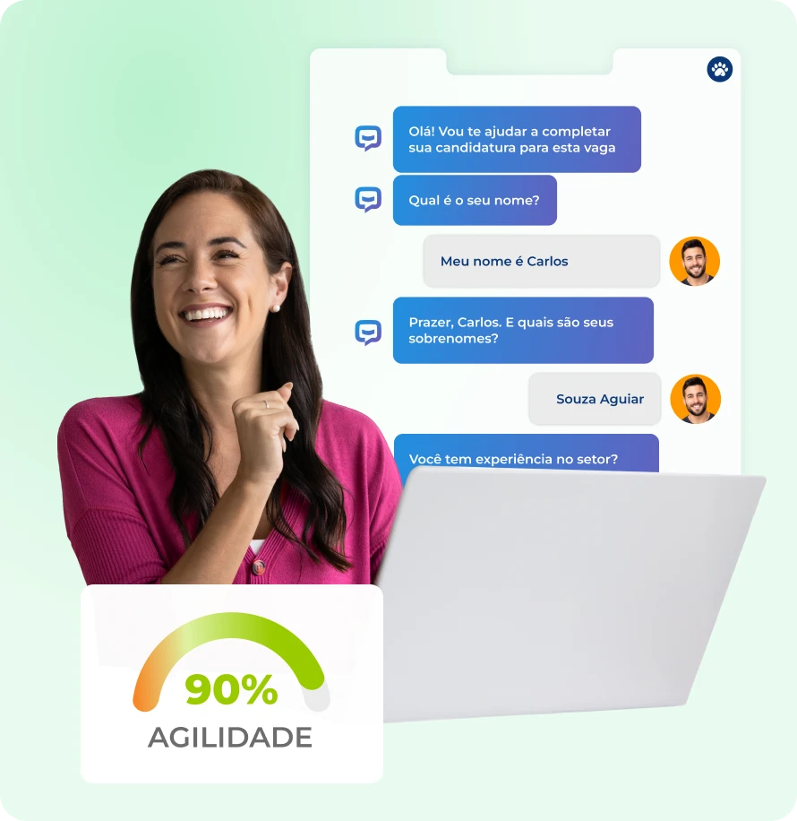 Mulher sorridente interage com notebook enquanto chatbot conduz diálogo sobre candidatura e exibe indicador de 90% de agilidade, representando automação e eficiência no processo seletivo com o Software de Recrutamento Pandapé