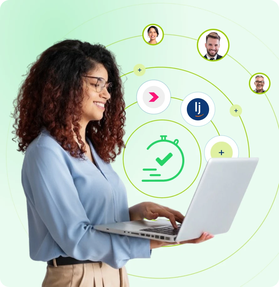 Mulher de óculos usa notebook enquanto ícones de integração e rostos de candidatos aparecem ao fundo, junto a um cronômetro de agilidade, representando automação e eficiência no recrutamento com o Software de Recrutamento Pandapé