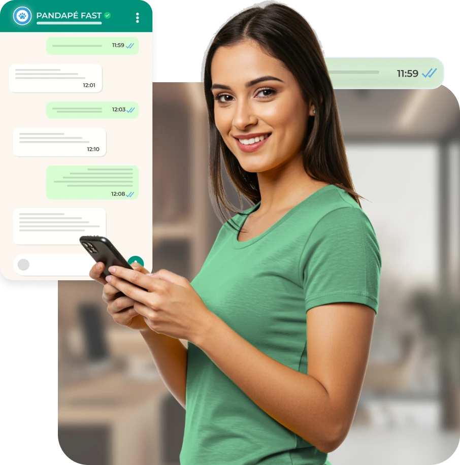 Mulher de camisa verde sorri enquanto usa o celular, com tela de chat exibindo mensagens e áudios no WhatsApp, representando agilidade e inovação no processo seletivo com o Software de Recrutamento Pandapé