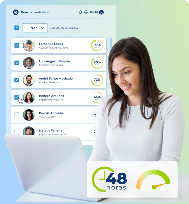 Mulher usa notebook enquanto visualiza lista de candidatos com percentual de compatibilidade e indicador de contratação em até 48 horas, representando a eficiência do Software de Recrutamento Pandapé