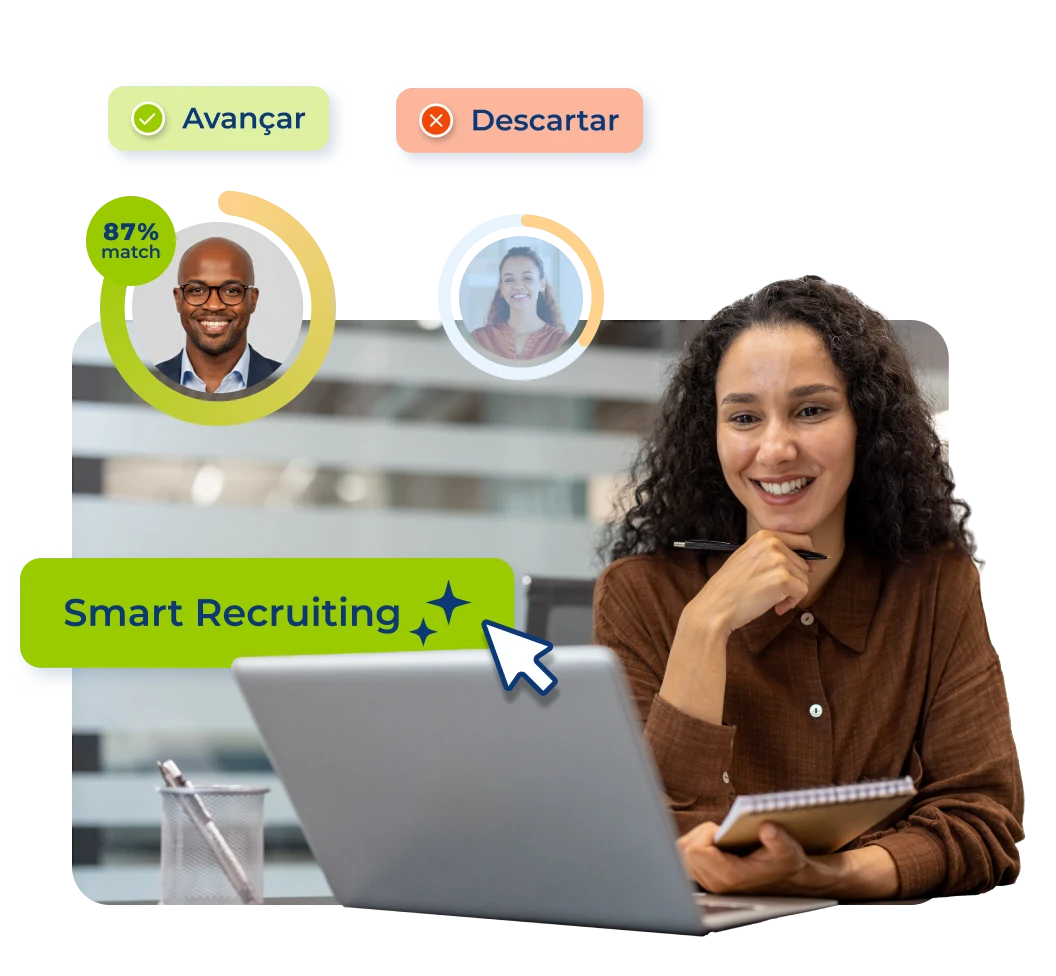 imagem mostra uma mulher sorrindo, acessando o seu notebook, ao fundo o software de recrutamento pandapé, personalizando testes especificos para cargos e vaga