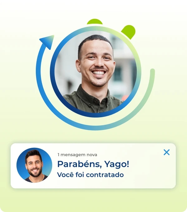 imagem mostra um homem sorrindo após ser contratado utilizando o software de recrutamento Pandapé onde as contratações são mais rapidas
