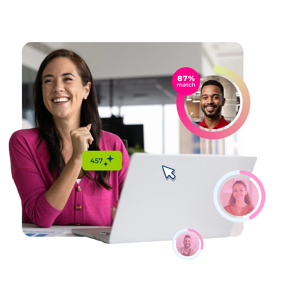 mulher sorridente acessando o seu notebook, ao fundo o software de recrutamento com match no candidato escolhido.