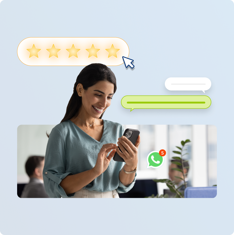 una mujer latina se postula a un proceso de selección a través del celular. está feliz porque el proceso es ágil y fácil para ella, generándole una buena opinión sobre la marca empleadora de esa empresa.