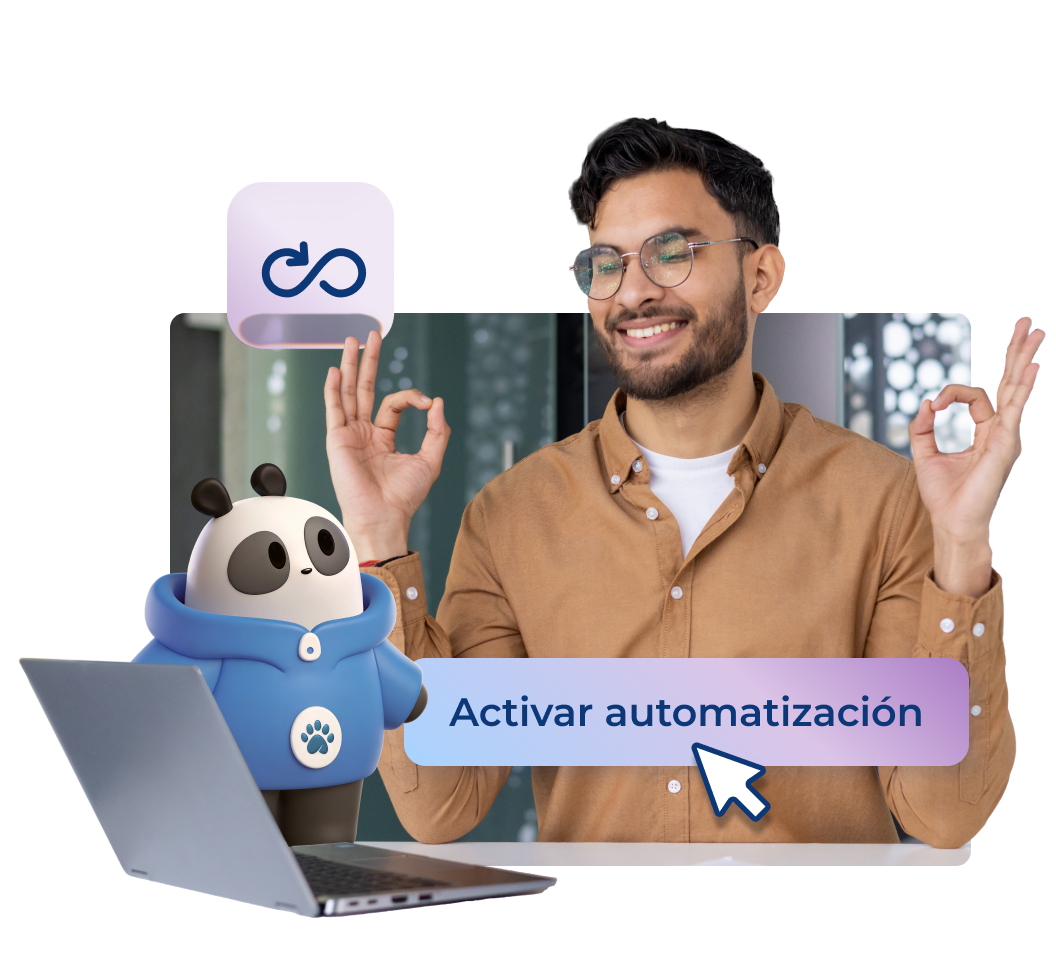 hombre moreno con gafas delante de un portátil con postura de meditación, del ordenador sale el panda de Pandapé