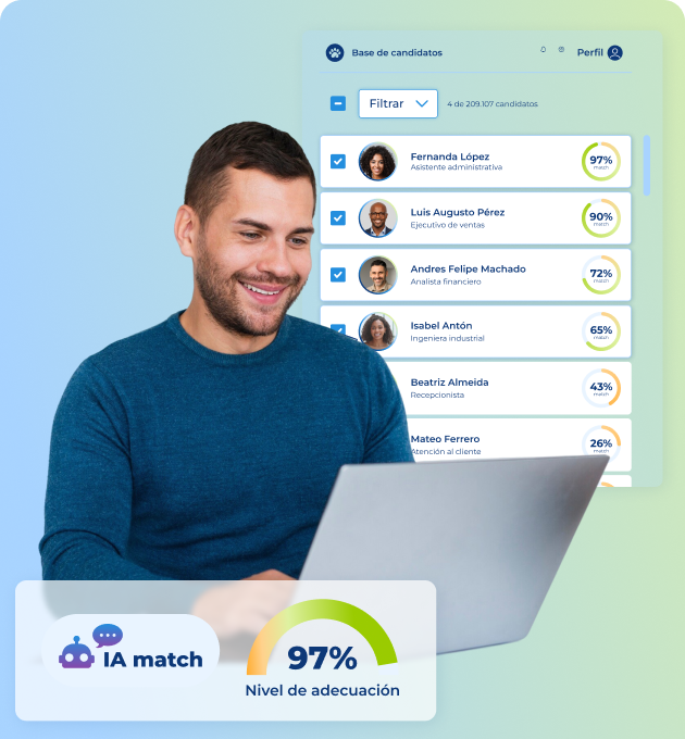 chico joven y sonriente mirando su laptop, detrás hay pantalla de los perfiles de todos sus candidatos