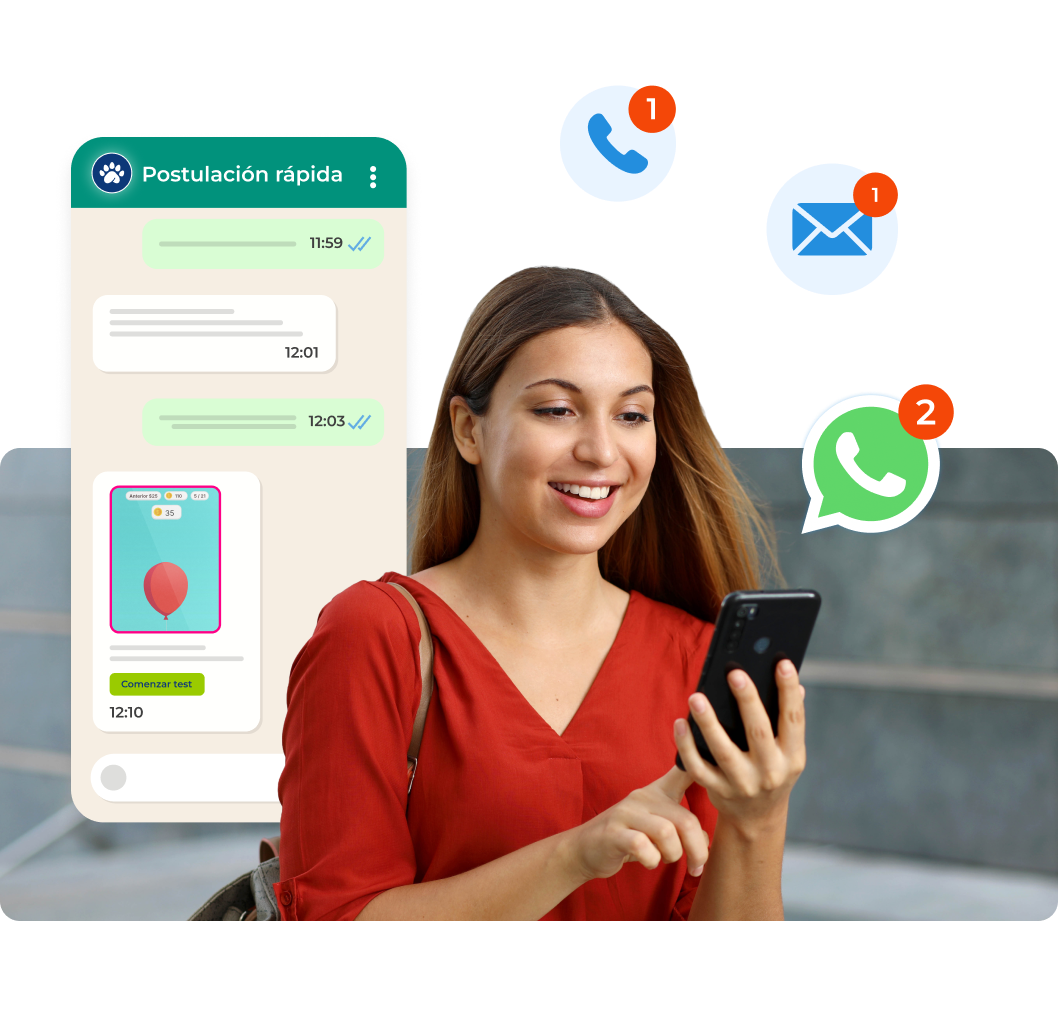 mujer joven con jersey rojo y móvil en mano, alrededor mockup de móvil con chat de postulación rápida e icono de whatsapp