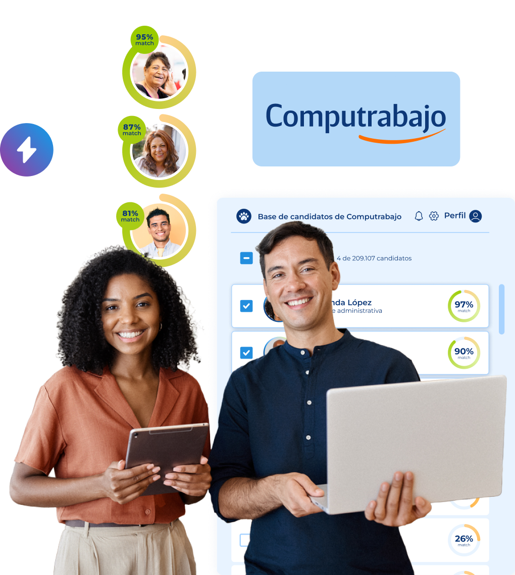 un hombre y una mujer con estilo oficinistas y un portátil y una tablet miran a cámara y de fondo tienen distintos gráficos y ventanas emergentes de software