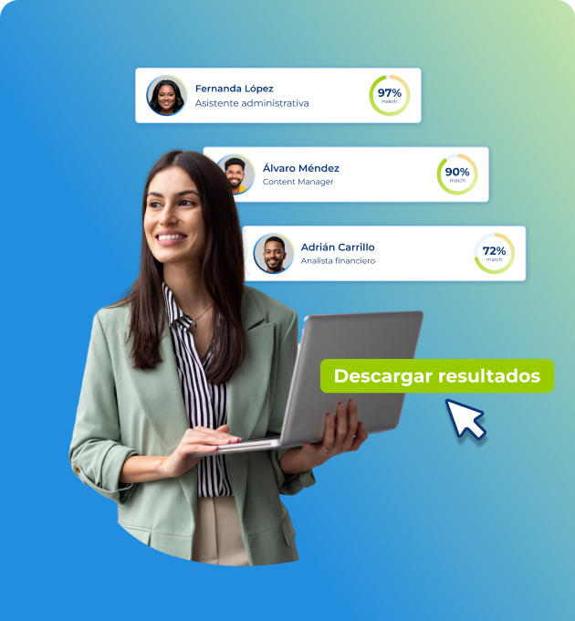 mujer de pelo largo mantiene sujeto un portátil abierto y mira fuera de campo mientras detrás tiene pantallas de los grados de adecuación de candidatos