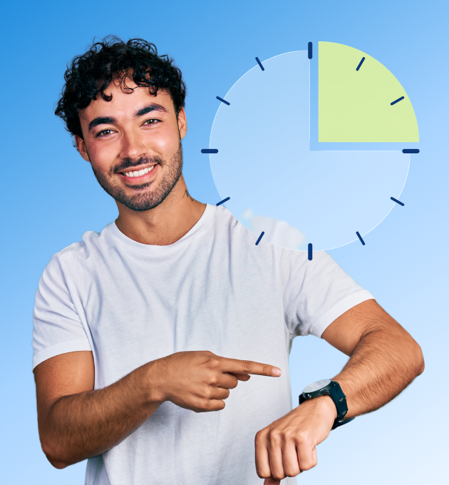 hombre joven moreno con camiseta blanca señalando su reloj de pulsera, en el lado superior de la imagen el icono de un reloj