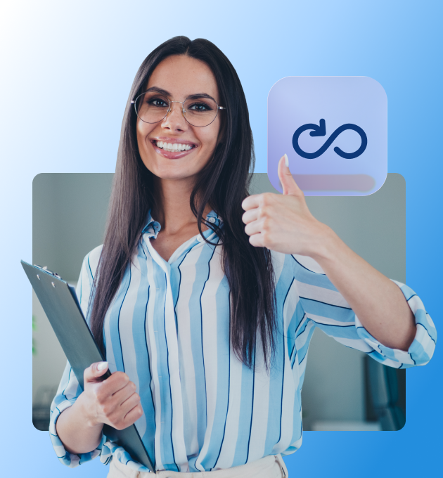 mujer morena joven con gafas levanta el pulgar izquierdo hacia arriba con expresión sonriente