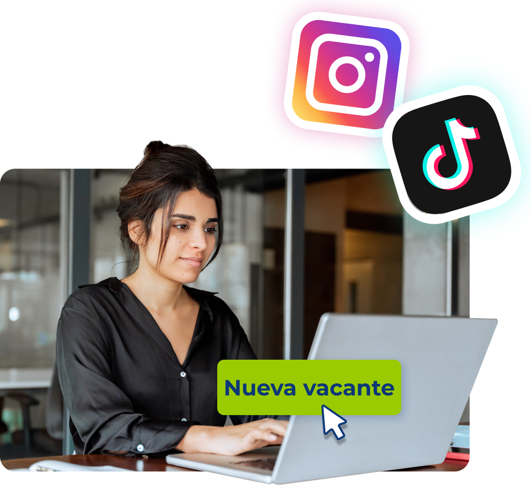 mujer morena con el pelo recogido mirando la pantalla de su ordenador portátil que arriba tiene los logotipos de Instagram y TikTok