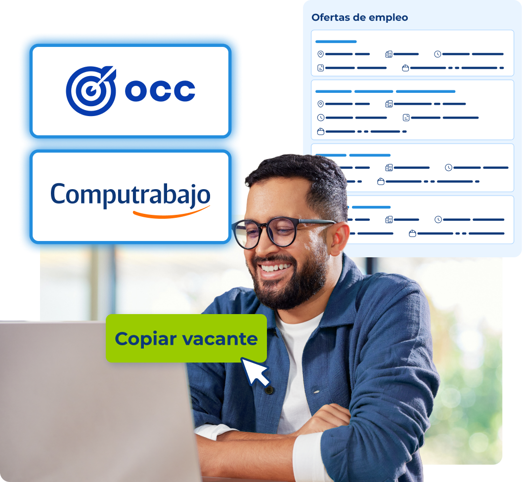 hombre moreno con gafas y camisa azul mira sonriente hacia su portátil abierto, detrás se ve el logo de occ y el de computrabajo