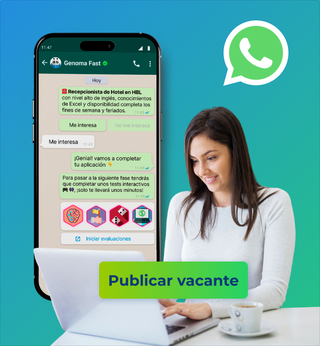 mujer morena de pelo liso escribe en un ordenador y detrás hay el mockup de un móvil con el chat para aplicar a una vacante