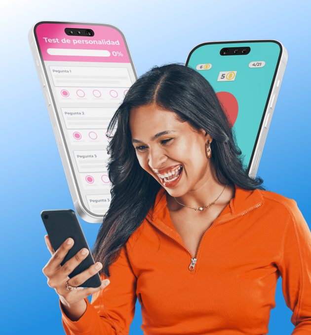 mujer morena de pelo largo negro con expresión de alegría sujeta un móvil, en el fondo hay dos mockups de móviles, el de la izquierda con un test de personalidad y el de la derecha con un juego de globos