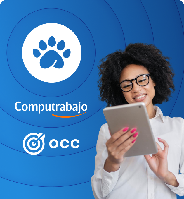 mujer morena de pelo rizado con camisa y tablet blancas, de fondo los logos de pandapé, computrabajo y occ sobre degradado azulado