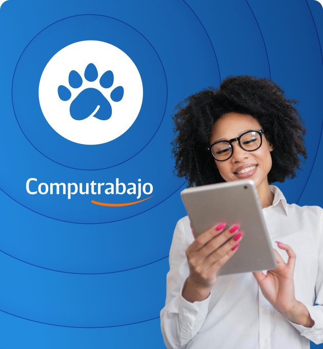 mujer morena de pelo rizado y gafas con una tablet blanca, de fondo el imagotipo de la huella de pandapé y el logotipo de computrabajo