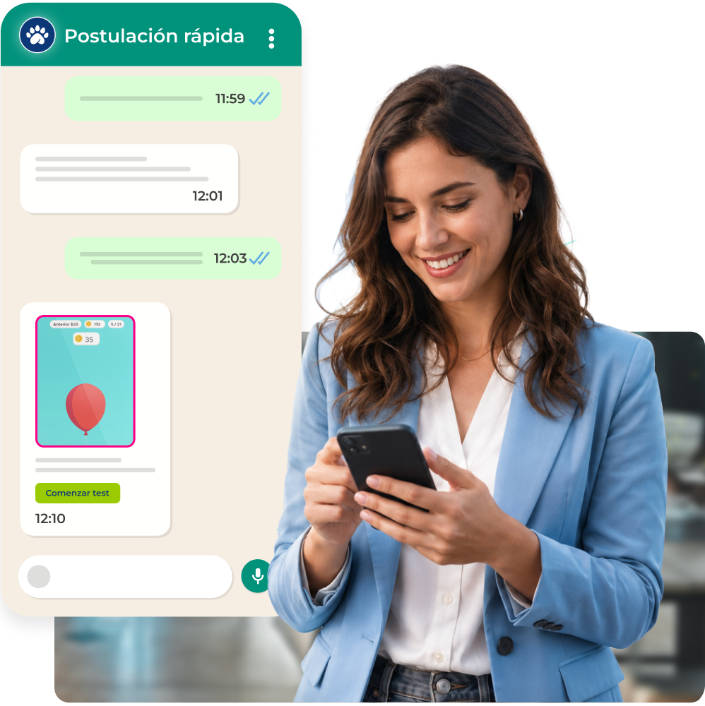 mujer joven con chaqueta azul mirando su móvil mientras detrás hay una pantalla de la interfaz de Whatssapp con una conversación